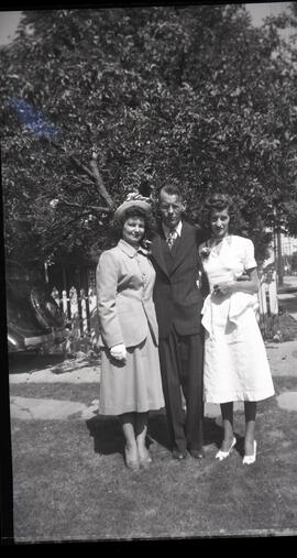 Merle, Lloyd et Helen Kingsborough à l’extérieur