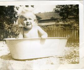 Robert Whitford lorsqu’il était enfant dans une bassine à l'extérieur