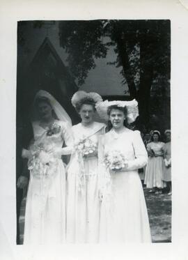 Iola Kingsborough à son mariage avec ses demoiselles d’honneur