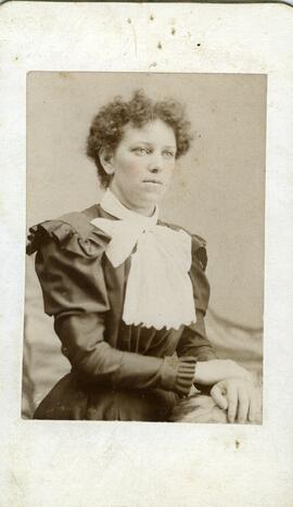 Photographie d’une femme debout (main sur l’autre main)