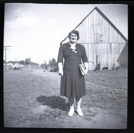 Ethel Gilpin devant un bâtiment