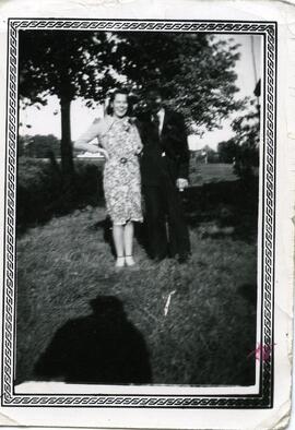 Edgar Kingsborough et Bernice Gray à l’extérieur
