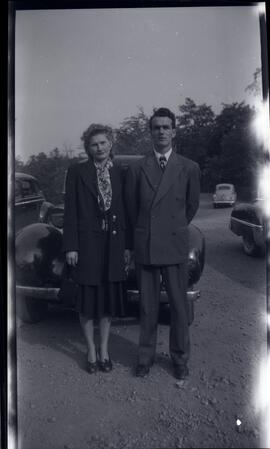 Iola Kingsborough et Harold Ross devant une voiture