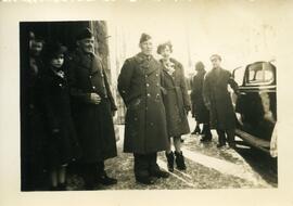 Attroupement de militaires et de civils près d’une voiture