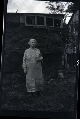Eliza Henderson Gilpin à l’extérieur d’un bâtiment