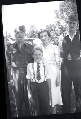 Trois enfants Kingsborough avec un homme en uniforme à l’extérieur