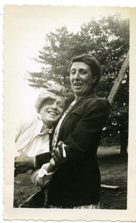 Laura Henderson et Eric à l’extérieur