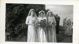Norine à son mariage avec deux demoiselles d’honneur