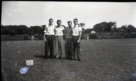 Harold Ross avec trois autres hommes non identifiés