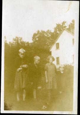 Quatre enfants de Saskett Kingsborough devant une maison