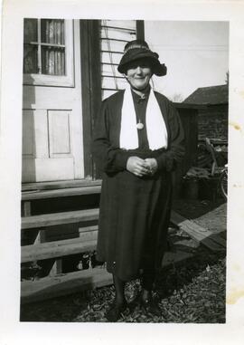 Une femme non identifiée portant un chapeau de l’armée du salut