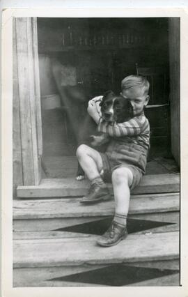 Bernard Edgley à côté d’un chien