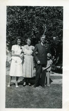 Merle Kingsborough avec ses parents et un enfant à l’extérieur