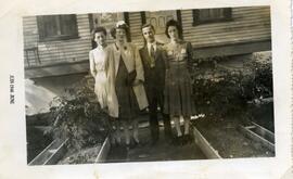 Alice Kingsborough avec trois personnes non identifiées à l’extérieur d’une maison